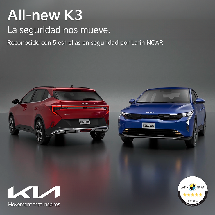 Kia K3 rojo y azul sobre fondo oscuro de estudio